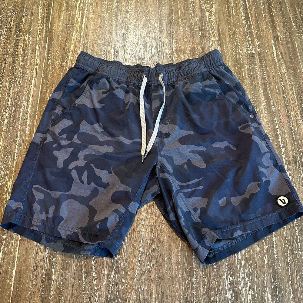 Vuori Kore Lined Performance Workout 8” Shorts Gray Black Camo AOP Men’s Size M